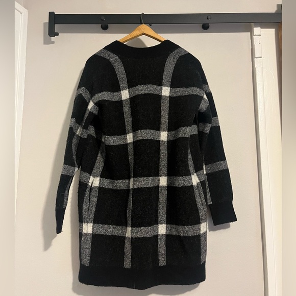 Banana Republic long black & white checked sweater with pockets. Size XS - Picture 3 of 4
